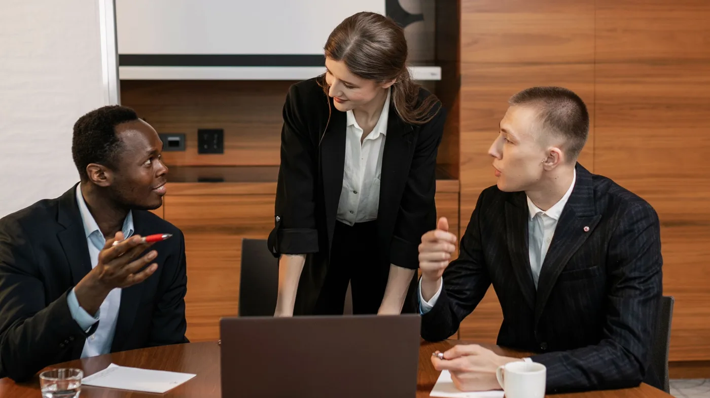 Qui organise les team building dans une entreprise ?