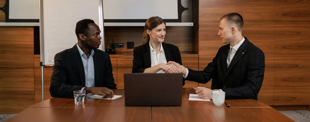 Deux collègues en discussion de travail dans un bureau